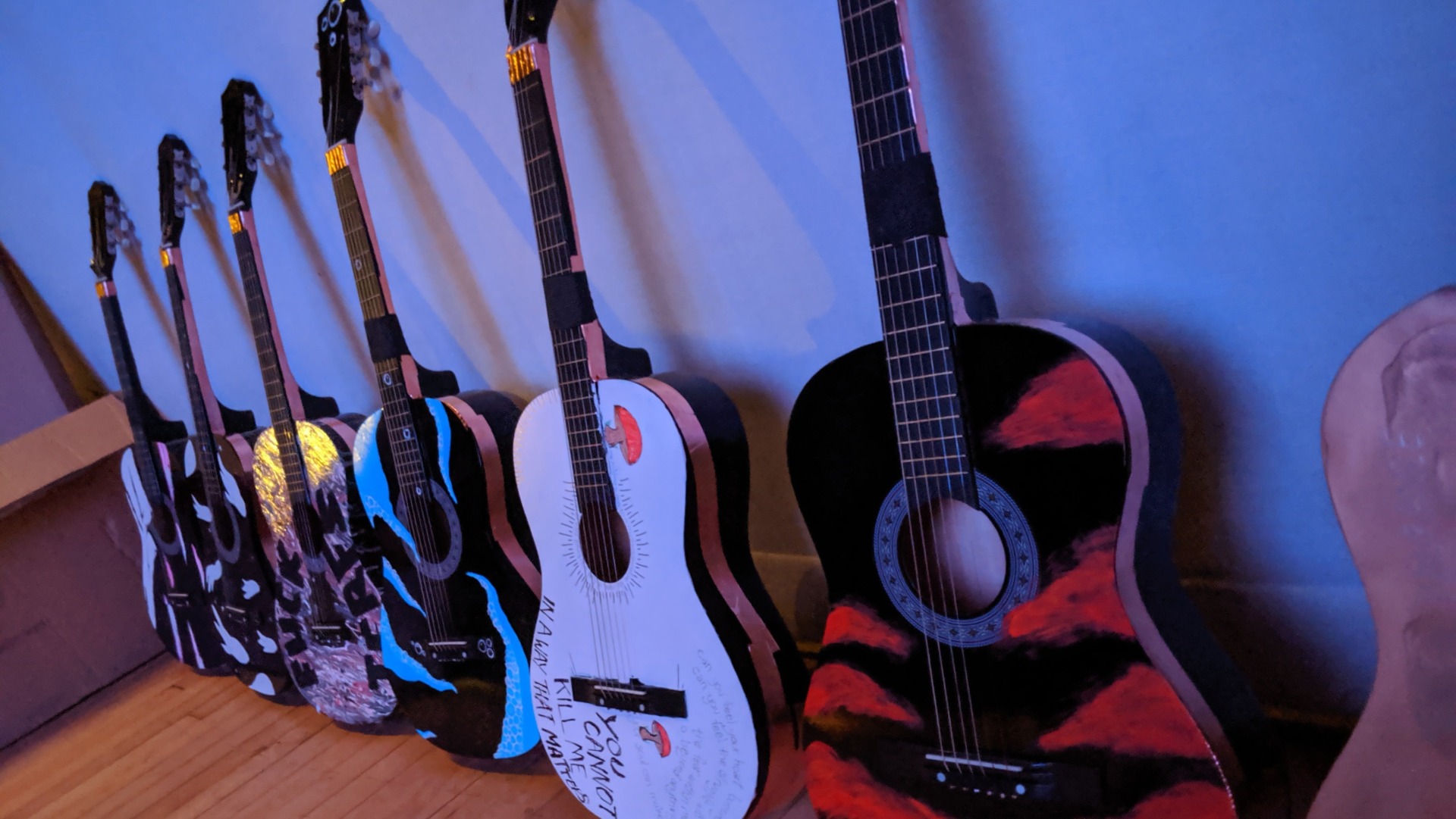 Controladores de guitarra personalizados por Amanda y Amy Hudgins.