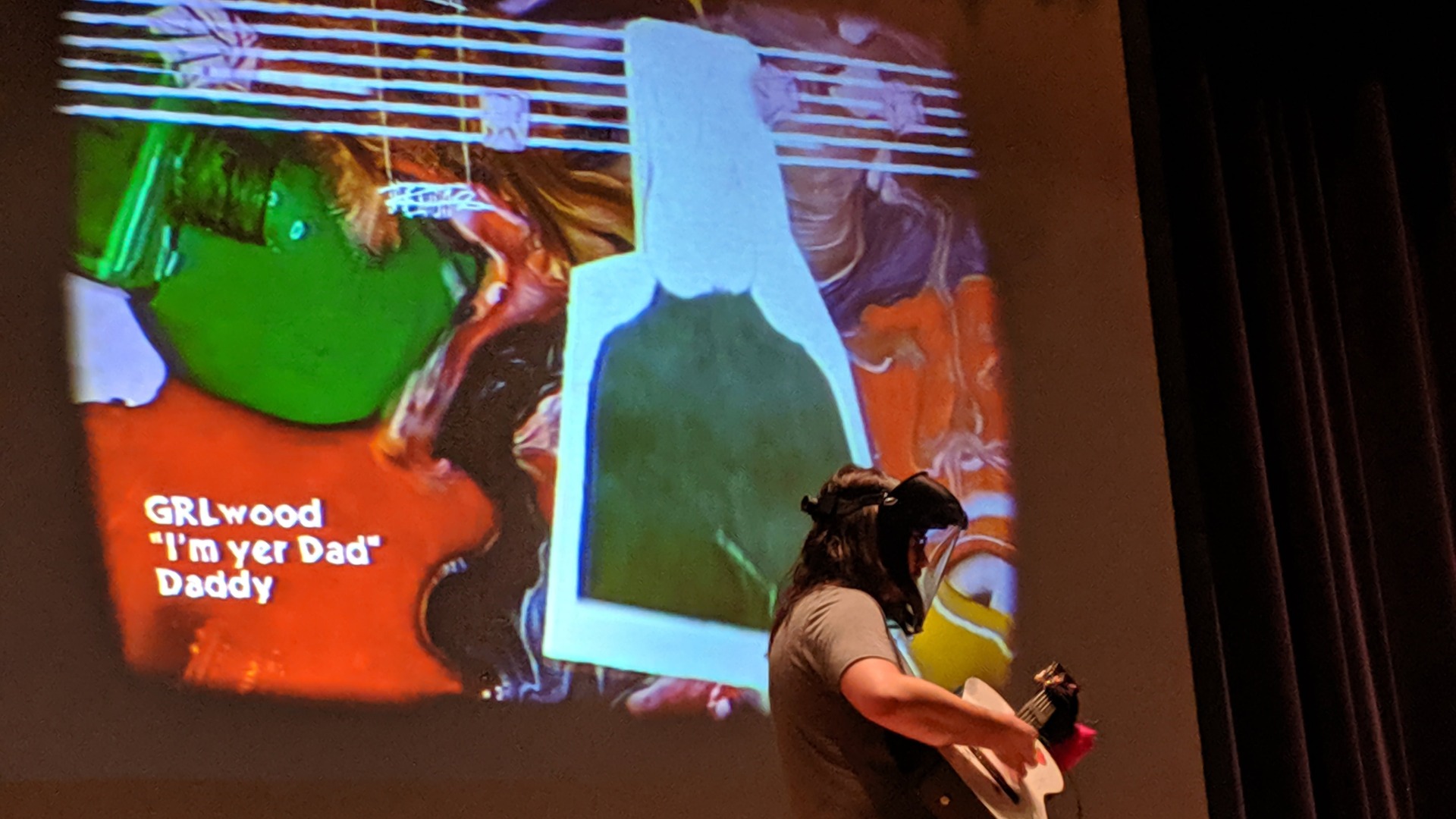 Jugando Solo una noche requiere el uso de una máscara antidisturbios que cubra toda la cara.