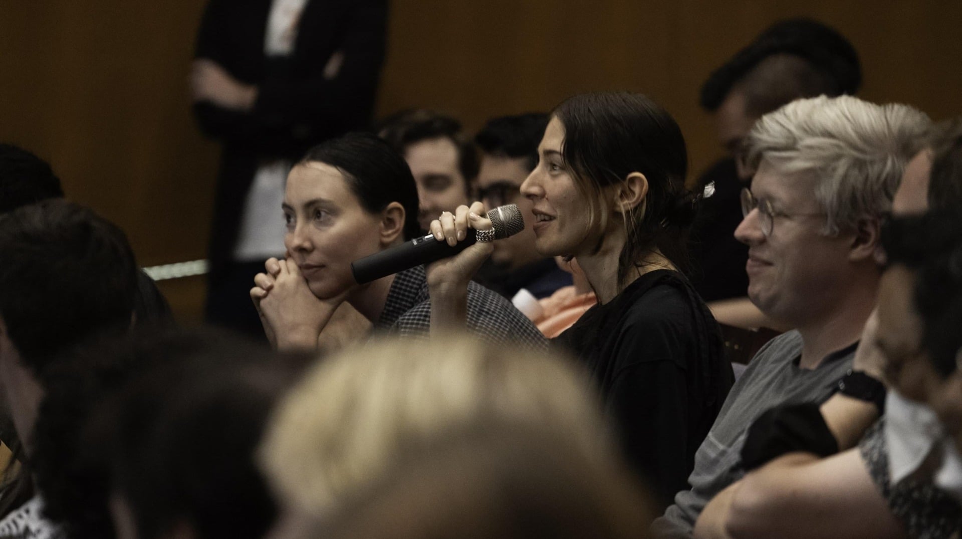 Caroline Polachek hace una pregunta.