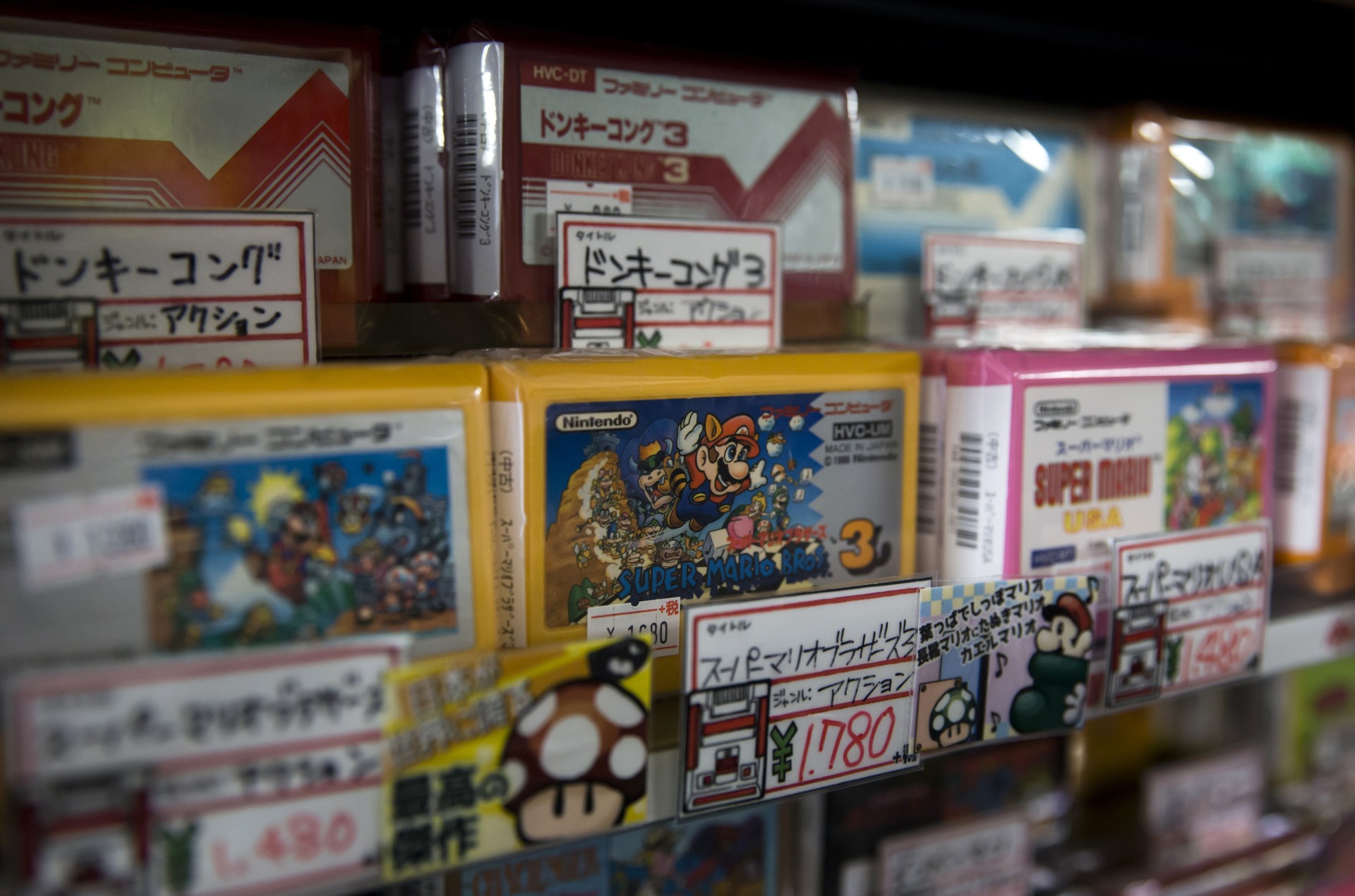 Juegos  de Famicom en exhibición en la tienda de juegos usados Super Potato de Tokio.