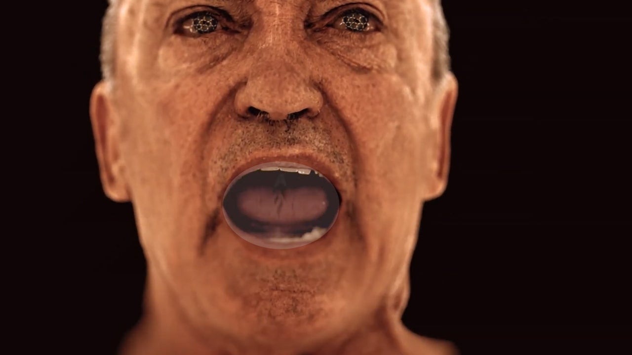 Se agregó brillo para enfatizar la letra A justo encima de la lengua de Udo Kier.