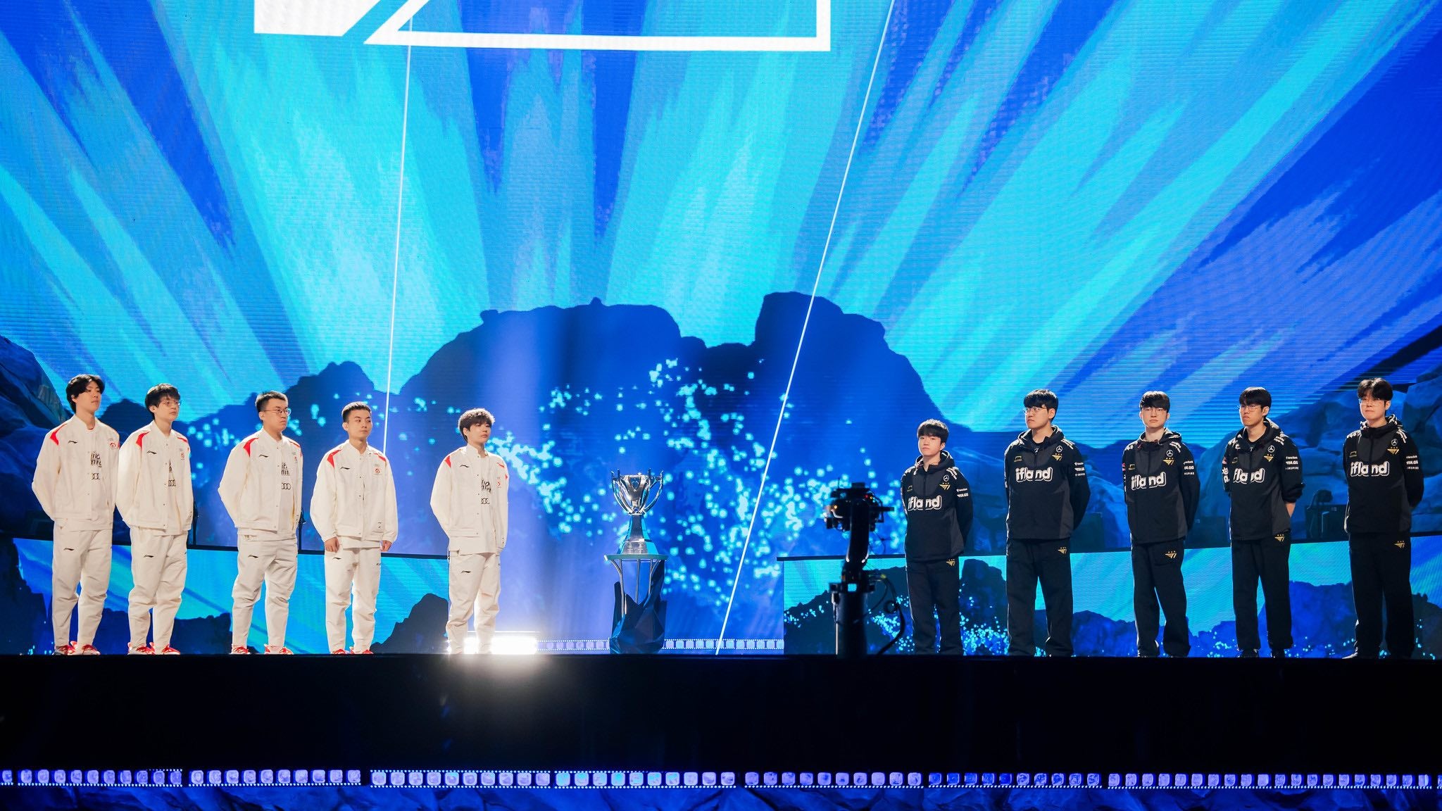 T1 y Weibo se enfrentan en el escenario de Seúl.