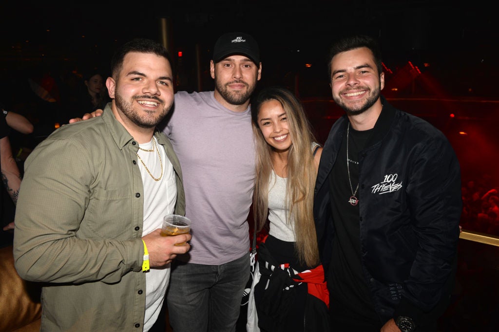 Jack “CouRage” Dunlop, Scooter Braun, Rachell “Valkyrae” Hofstetter y Matthew Haag (R) asisten a 100 Thieves x Totino’s regalos Lil Dicky en  Omnia Nightclub el 26 de septiembre de 2019 en San Diego, California.