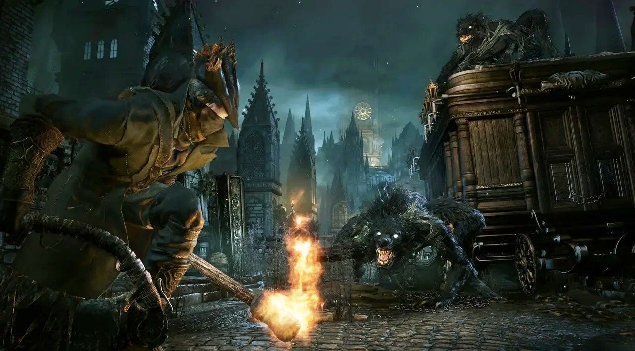Una captura de pantalla de Bloodborne que muestra al personaje del jugador empuñando una antorcha contra una bestia parecida a un lobo.