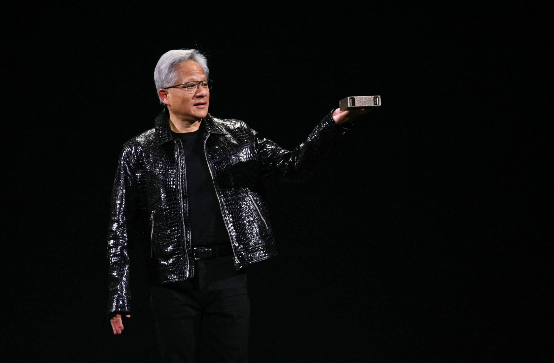 El director ejecutivo de Nvidia, Jensen Huang, sostiene una supercomputadora de inteligencia artificial personal durante su discurso inaugural en el Consumer Electronics Show (CES) en Las Vegas, Nevada, el 6 de enero de 2025. 