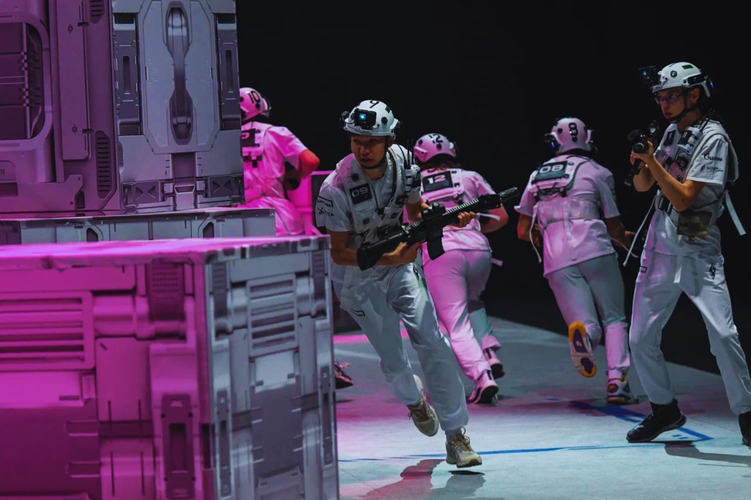 Jugar Counter-Strike con el cuerpo ya no es una metáfora. Así funciona el Phygital Shooter que mezcla CS2 con combate láser real