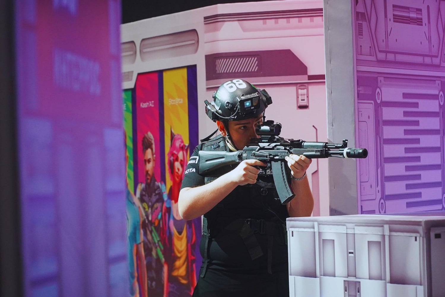 Jugar Counter-Strike con el cuerpo ya no es una metáfora. Así funciona el Phygital Shooter que mezcla CS2 con combate láser real