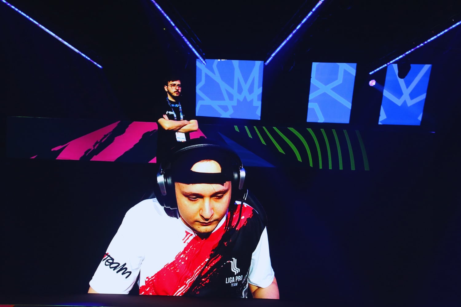 Jugar Counter-Strike con el cuerpo ya no es una metáfora. Así funciona el Phygital Shooter que mezcla CS2 con combate láser real