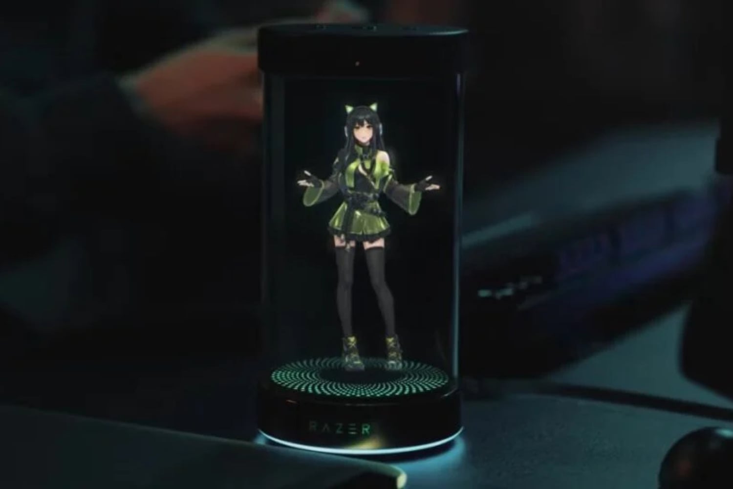 Conoce al holograma anime con IA que te gritará mientras juegas. Razer quiere que una waifu con Grok te dé consejos que nadie pidió