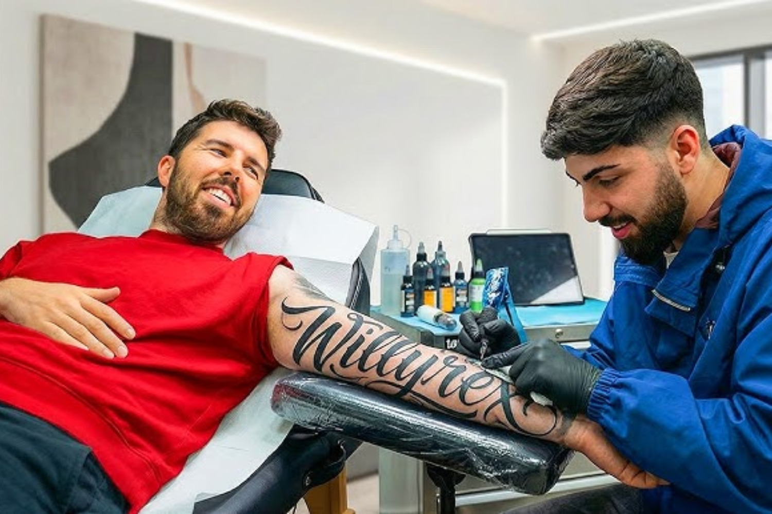 Willyrex se tatúa bajo anestesia y enciende el debate: lo que hay detrás del precio, el quirófano y su respuesta más repetida